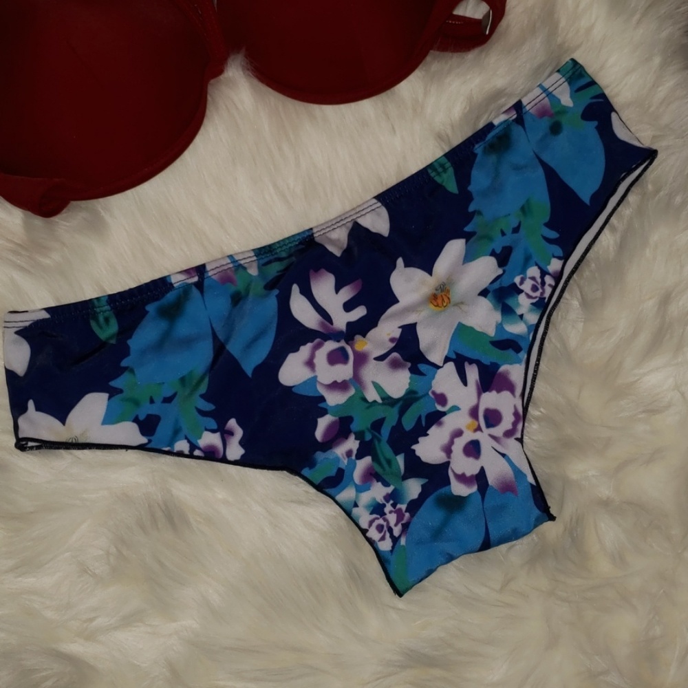 Bikini - Picture 3 of 3